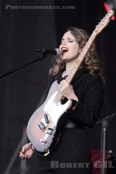 ANNA CALVI - 2014-08-15 - SAINT MALO - Fort de St Pere - 